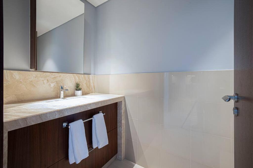 Magnificent Brand New Lux 3br Burj & Fountain View * Dubaï
